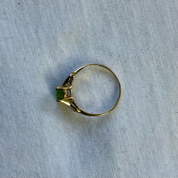10K Gold and Peridot Ring - Picture 7 of 9